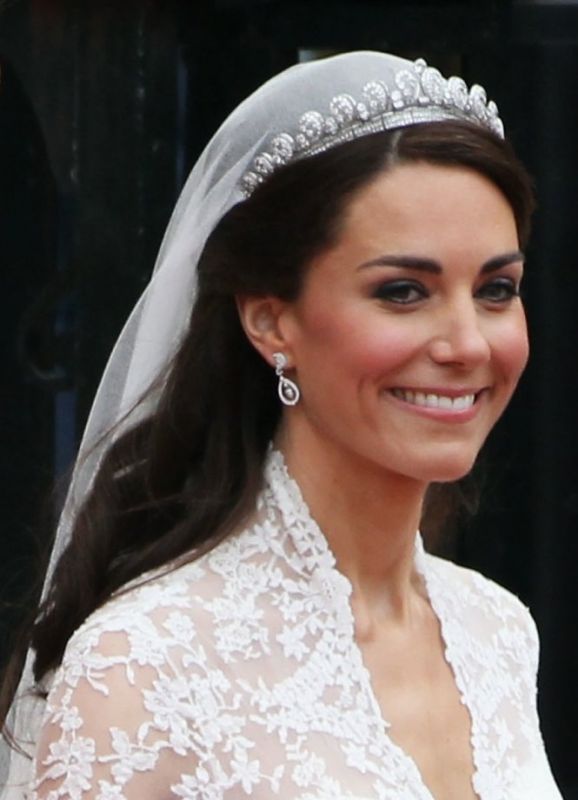 Kate Middleton usou o cabelo solto e o véu saindo da belíssima coroa em ouro branco. 
