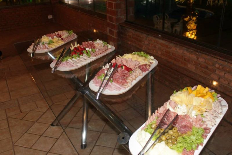 Mesa de frios com três tábuas, com azeitonas, presunto, salaminho, mussarela, palmito, peito de peru e tomates seco - Foto #2549