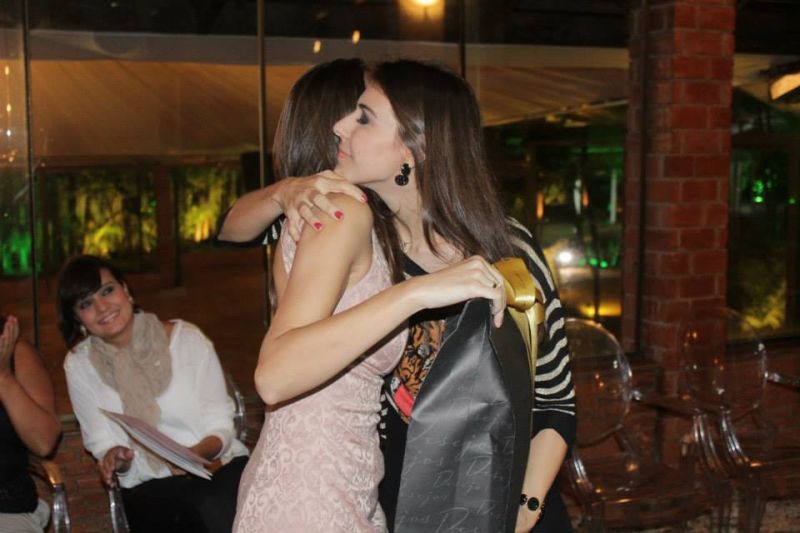 Dani Vargas abraçando noiva sorteada no 1º Encontro de Noivas Realize-se - Foto #2555