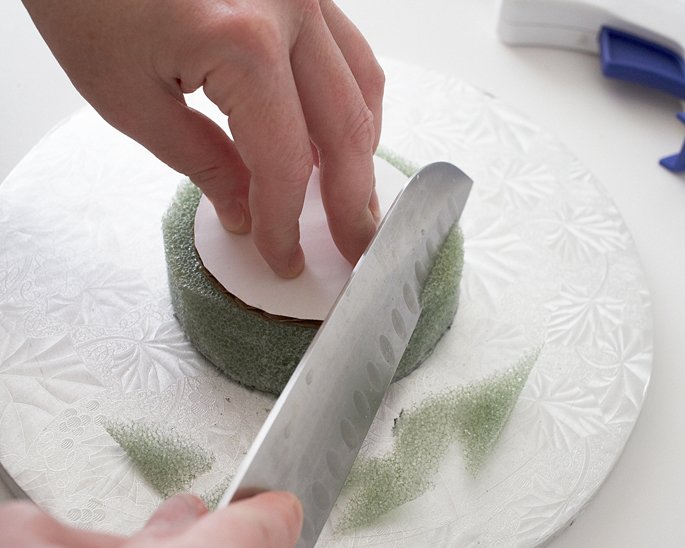 Em seguida, use uma faca para raspar e ângulo do isopor, a partir do círculo de papelão e terminando na parte inferior do círculo. Esta será a base da panela de chá. Defina esse lado.