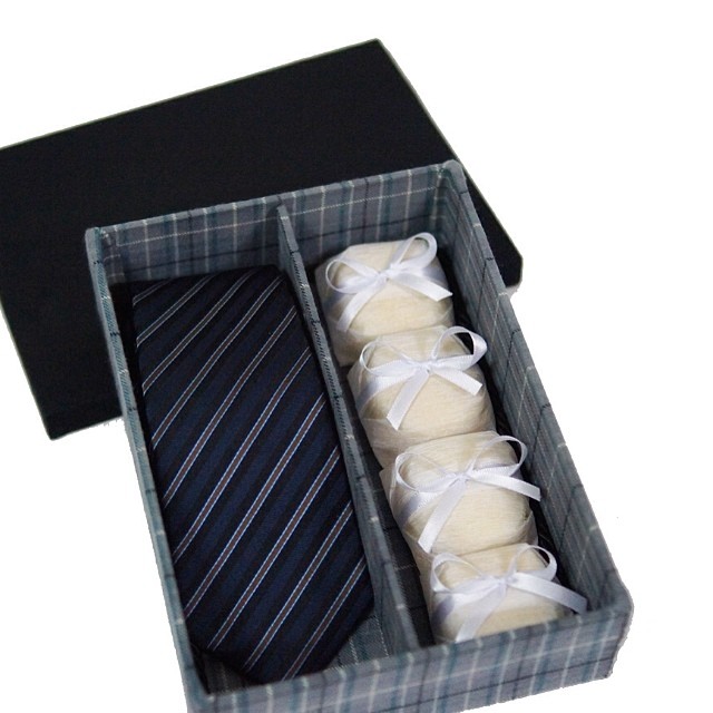 Uma caixa MDF com gravata e bem casados. Instagram: @brupuoligifts