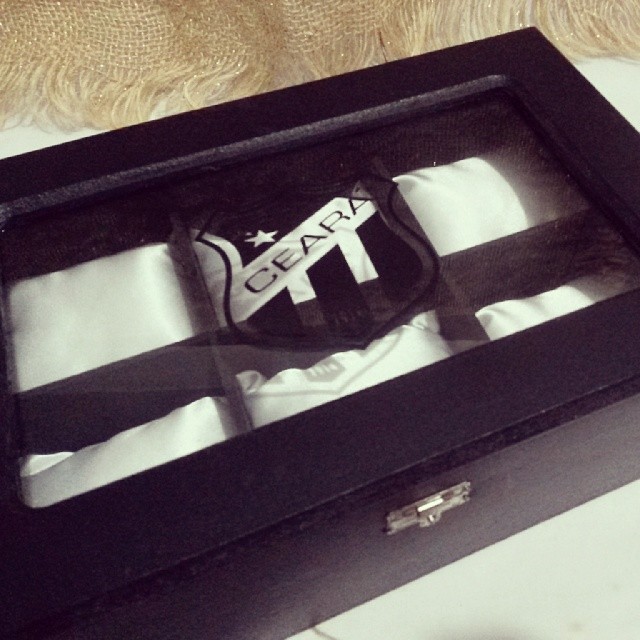 Porta relógios com o símbolo do time de futebol preferido do padrinho.Instagram: @karinaahuarela