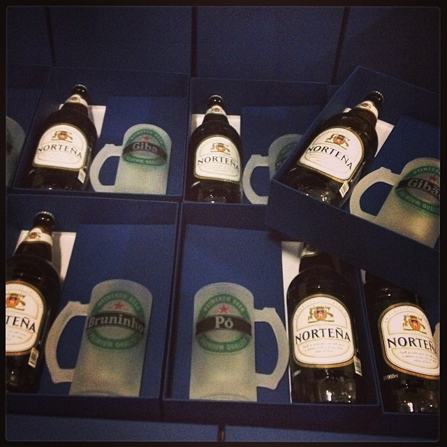 Cerveja com uma caneca. Instagram: @brupuoligifts - Foto #3364