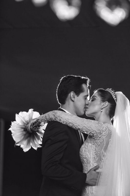 Casamento Clássico -  beijo dos noivos - Foto #5317