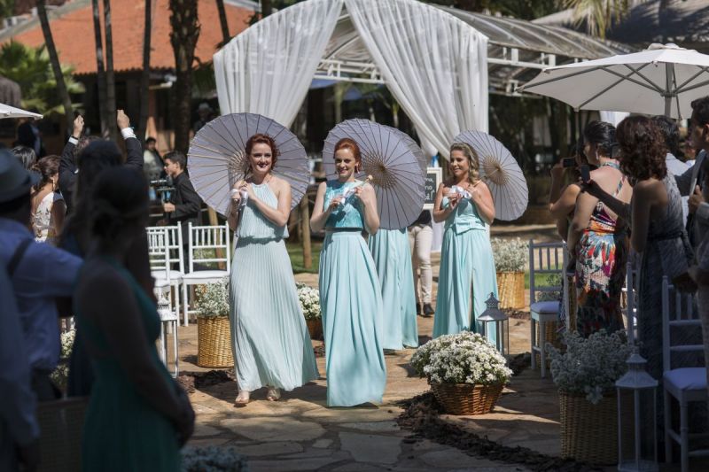 Sombrinhas em casamento. As damas moças entrando com vestidos no azul tiffany e com sombrinhas para se protegerem do sol.  - Foto #4217