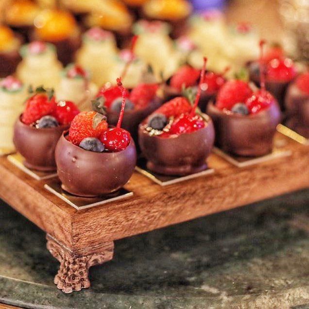 Balonê de chocolate belga com cream cheese e Frutas Vermelhas...irresistível! Encomendas pelo 99673-9984