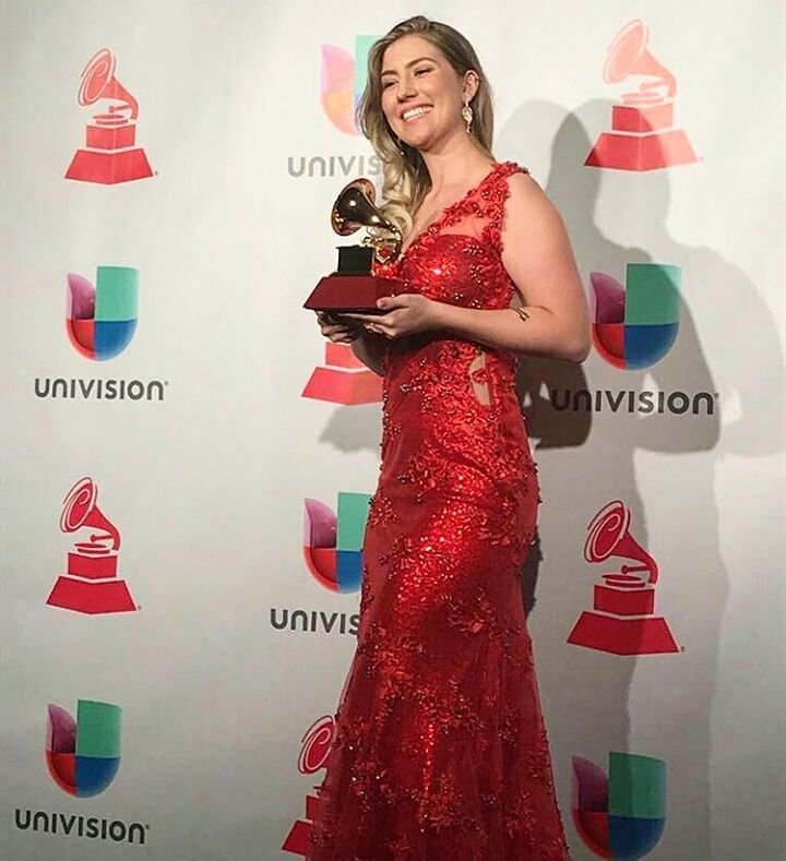 A linda cantora @brunaviolamt representou o Brasil no Grammy Latino, que aconteceu em Las Vegas 👏👏👏 Parabéns Bruna, linda e talentosa! Ficamos extremamente felizes com sua escolha pelos acessórios #jobaramilijoias 😊😊😊 Dress: @maisagouveiaestilista