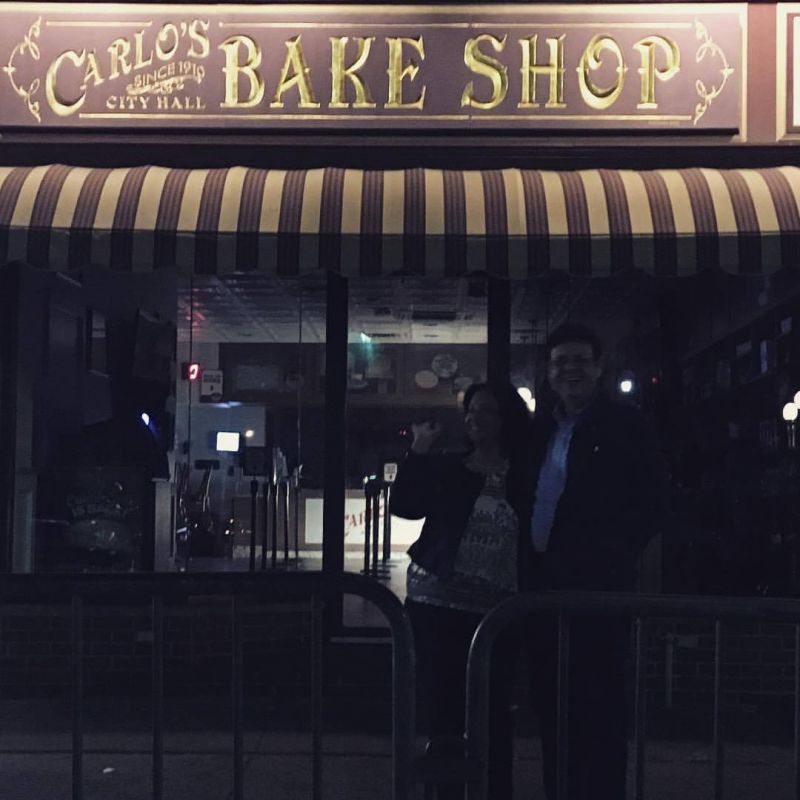 Surpresa, fiz questão de tirar uma foto, na frente da casa de bolos mais famosa nos EUA. #carlosbakery na cidade de #Elizabeth ao lado de #manhattan
